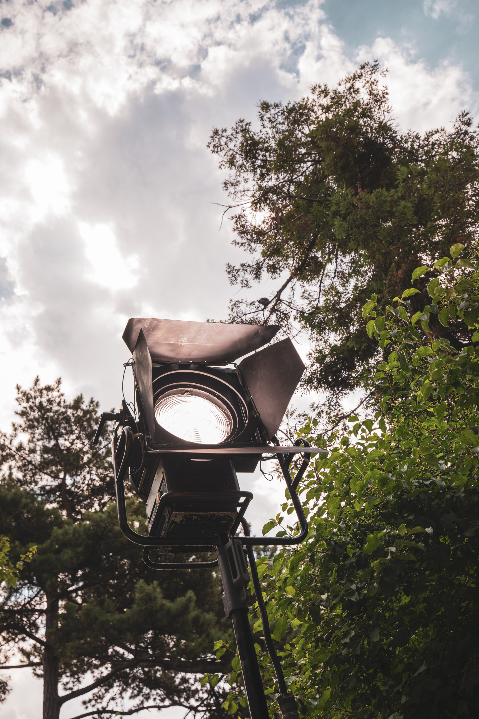 Alternative text - Un projecteur traditionnel de la marque ARRI installé en extérieur