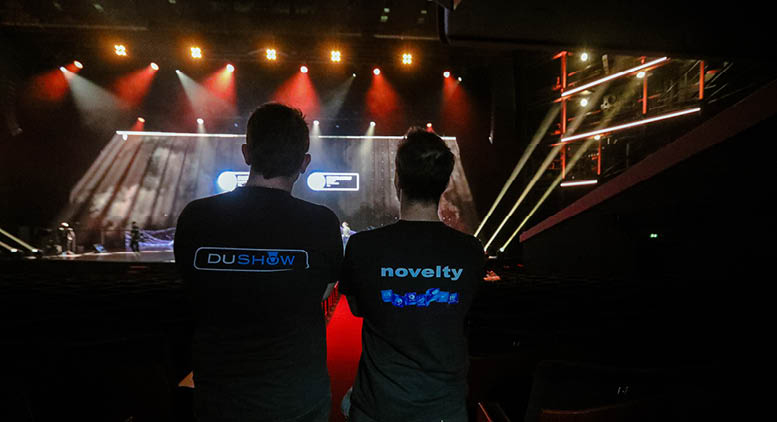 Alternative text - Cérénomie des Heavent Awards avec des tehcniciens Dushow et Novelty