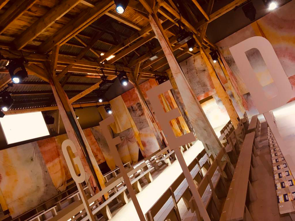 Alternative text - La Team Novelty Azur à la technique pour le Festival de Hyères 2019