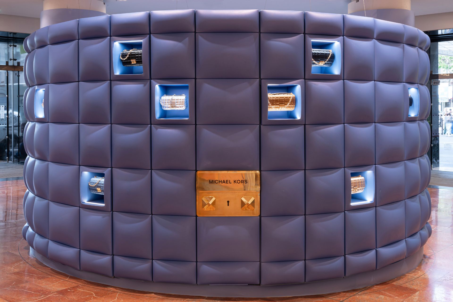 Alternative text - Michael Kors inaugure un espace immersif aux Galeries Lafayette Haussmann